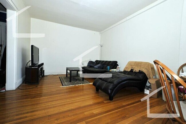 Building Photo - Large 2 bed unit in a prime location, the landlord paying the full broker's fee!