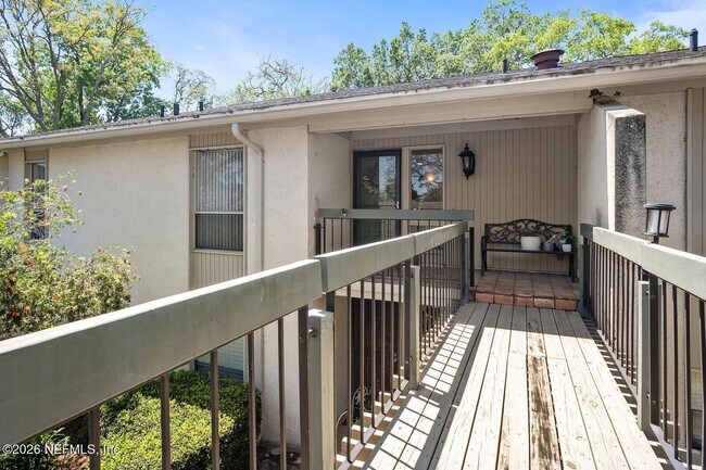 Foto del edificio - 8012 Hollyridge Rd