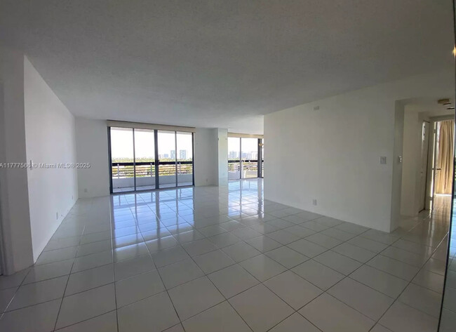 Foto del edificio - 3530 Mystic Pointe Dr