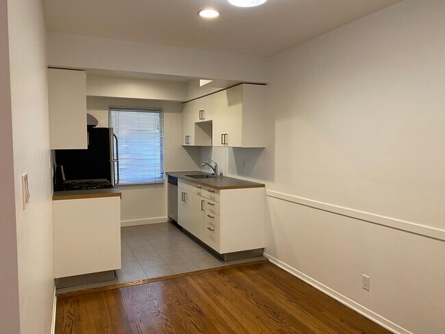 Foto del edificio - 118 S Hayworth Ave