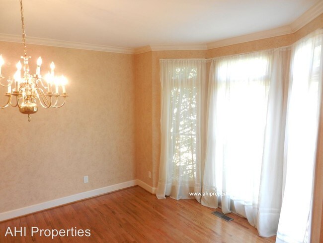 Foto del edificio - 5097 Lake Crest Cir
