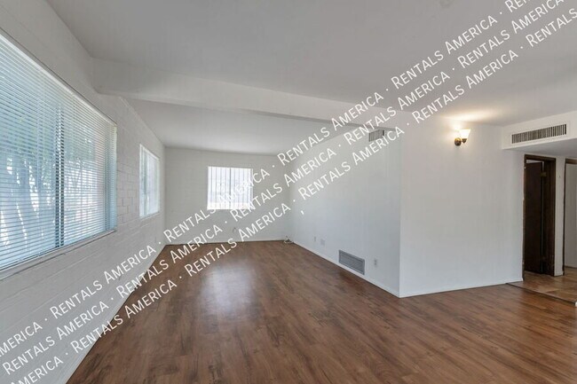 Building Photo - 947 N Alvernon Way