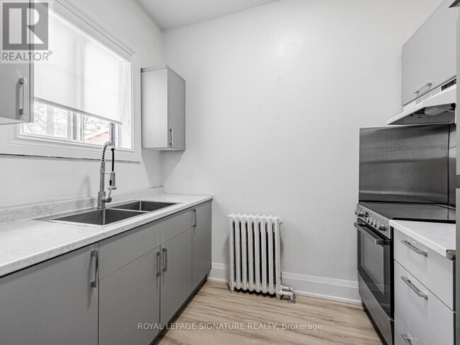 Building Photo - 1-11 Bellwoods Park