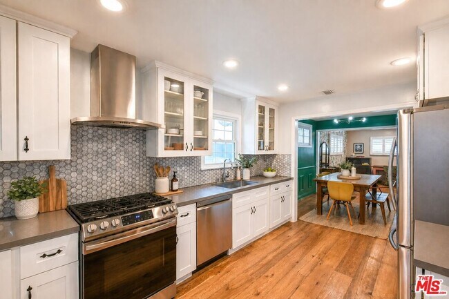 Foto del edificio - 5245 Ventura Canyon Ave