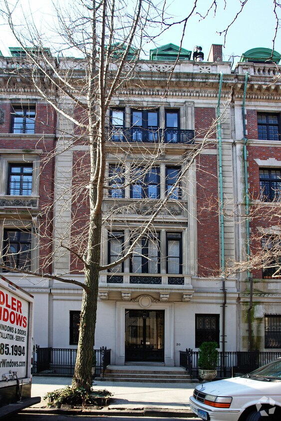 Building Photo - 30 W 74th St