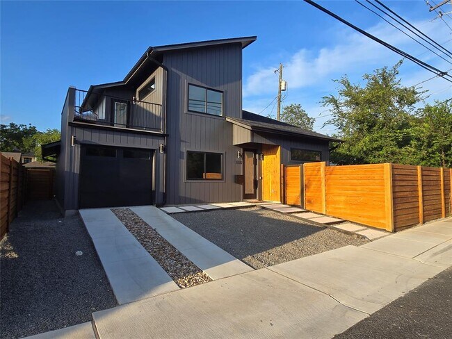 Foto del edificio - 1112 W N Loop Blvd