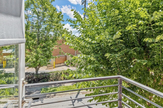 Building Photo - 352 W 5th St