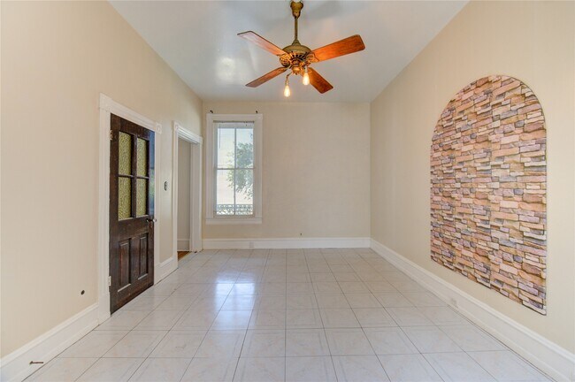 Foto del edificio - 1619 Ursuline St