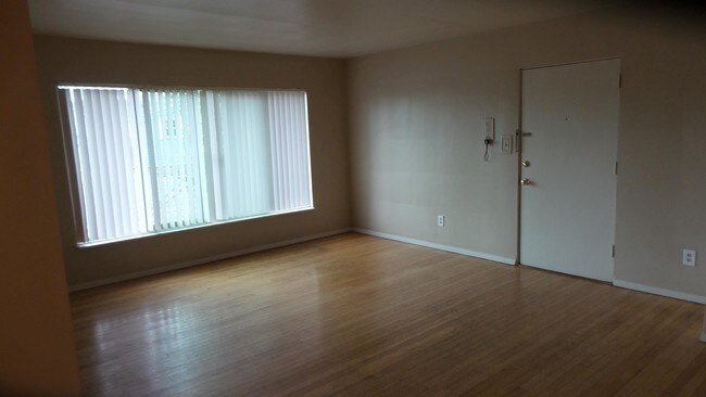 Building Photo - One Bed One Bath Close to Campus!