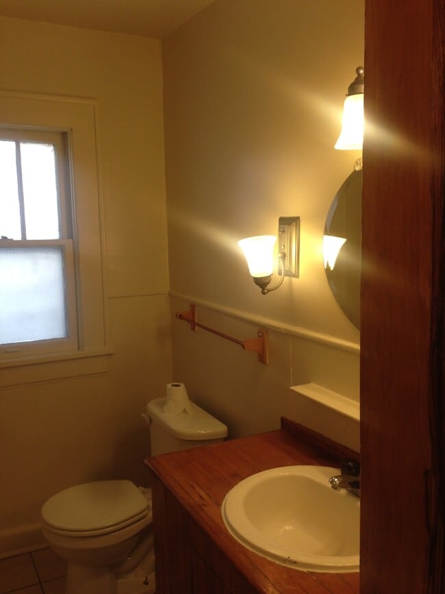 Building Photo - Spacious 3/BR, 1/Bath unit near MSU campus...