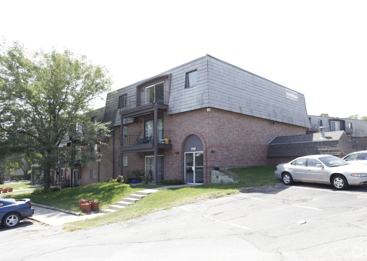 Primary Photo - Whispering Isle Apartments