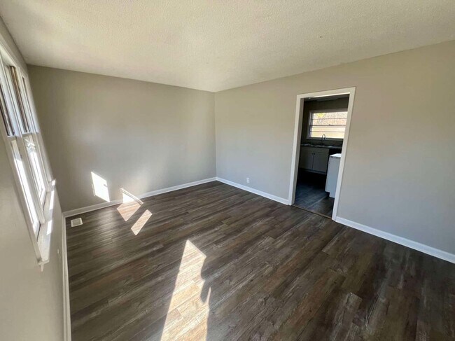 Building Photo - 3 Bed, 1.5 Bath in Murfreesboro, *Big Yard*