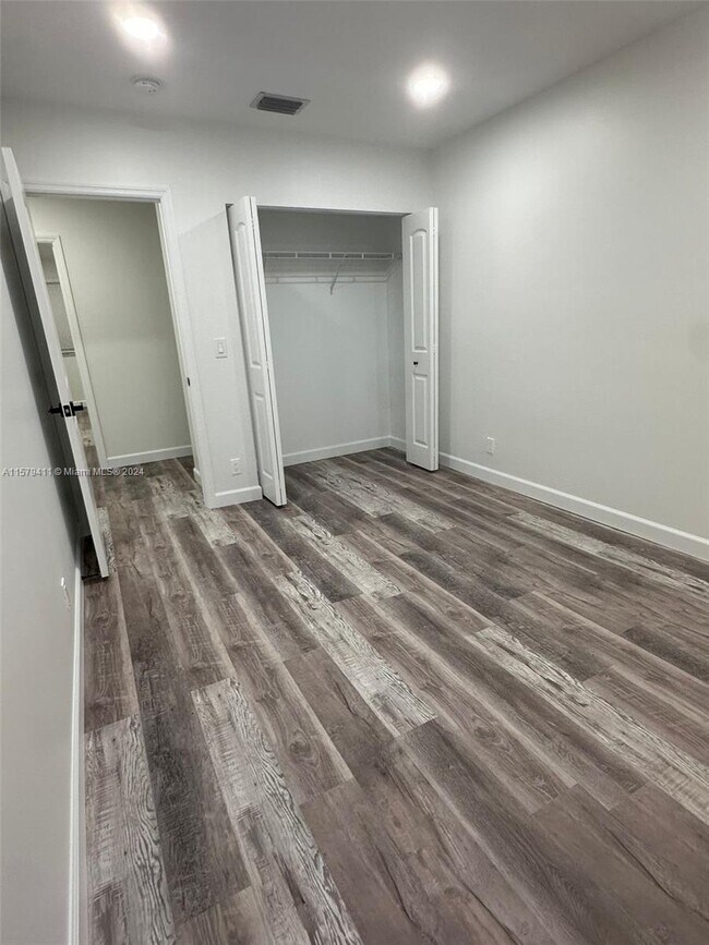 Foto del edificio - 11441-11447 NW 45th St