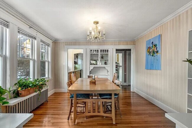 Building Photo - Brighton 3-bed Avail for August; Beat the ...