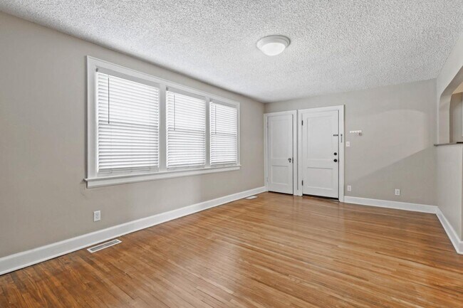 Foto del edificio - 1377 Northwest Blvd