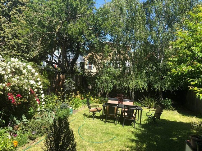 Private Garden - 6618 Dover St.
