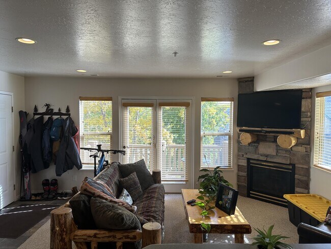 Building Photo - 3562 N Fox Run Dr