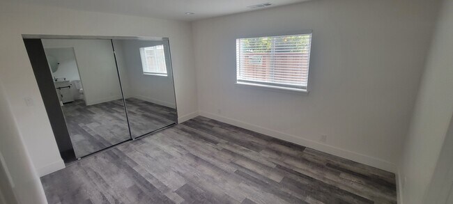 Foto del edificio - 2237 Warburton Ave