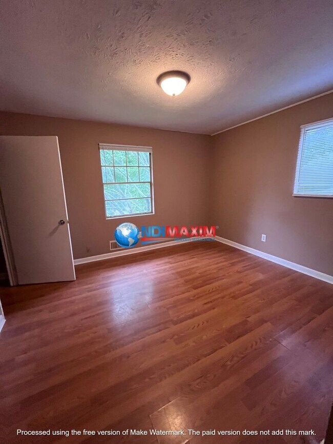 Building Photo - Well-kept spacious split-level home with u...