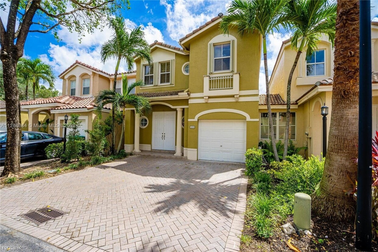 3 br, 2.5 bath Townhome Savannah at Doral Townhome Rentals in Doral