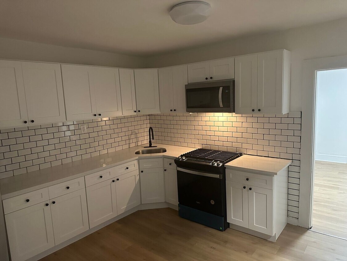 Primary Photo - Elegant 2BR Apartment in South End Hartford