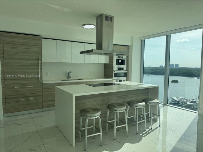 Foto del edificio - 330 Sunny Isles Blvd