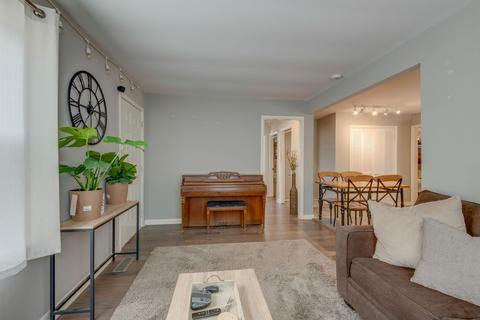 Building Photo - Very nice home with good appliances