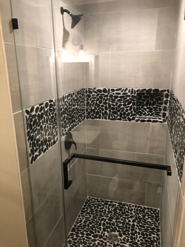 Ducha en el dormitorio trasero - 415 Ogburn St