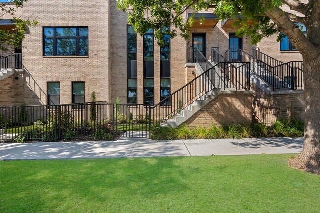Foto del edificio - 1049 E 8th St