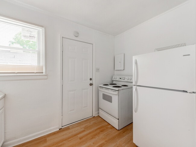Building Photo - Charming Duplex
