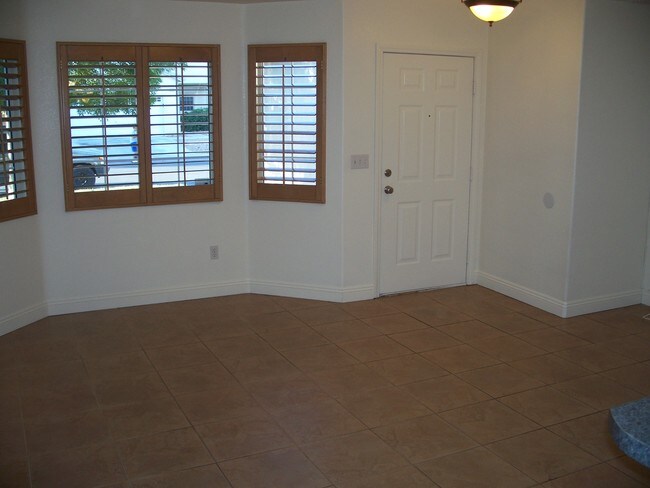 Building Photo - Royal Lake 4901 - 1