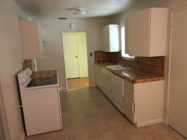 Foto del edificio - Comfortable Foothill Farms Home near schools, parks, theater and Hwy 80.