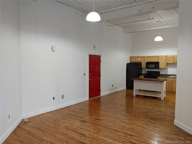 Building Photo - 390 Charles St