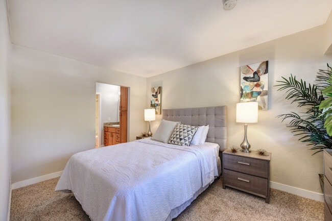 Upgraded Classic 1x1 Bedroom - Fayette Arms Apartments