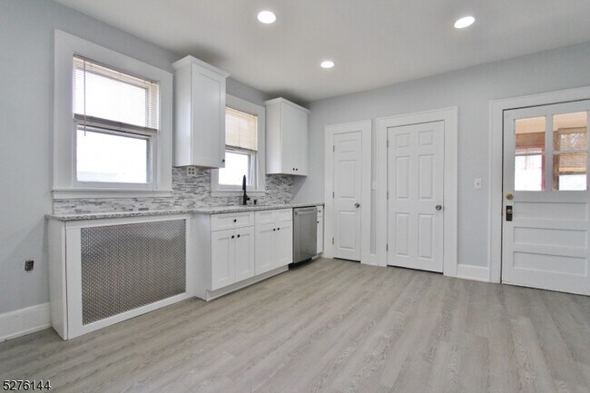 Building Photo - 156 Oak Tree Ave