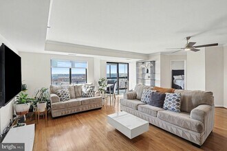 Building Photo - 900 N Stafford St