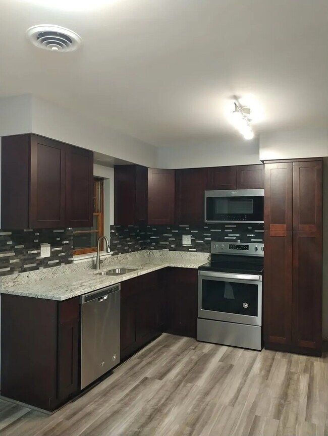 Foto del edificio - 484 Western Ave