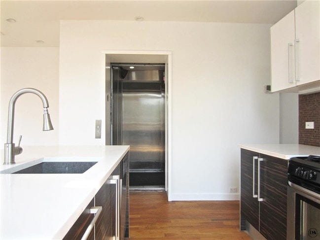 Building Photo - 31 Kosciuszko St