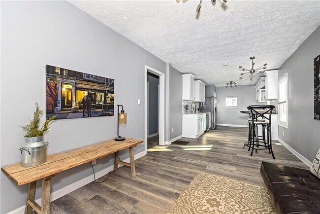 Foto del edificio - SOUTH BROAD RIPPLE 2 BEDROOM W/BASEMENT RECENTLY UPDATED