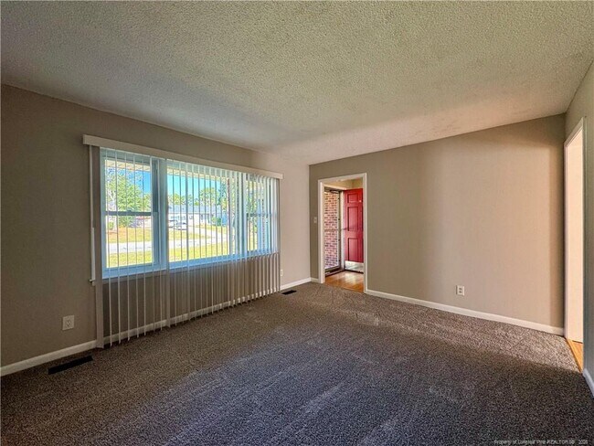 Foto del edificio - 5706 McDougal Dr