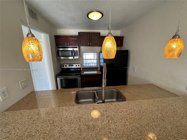 Foto del edificio - 8610 N Sherman Cir