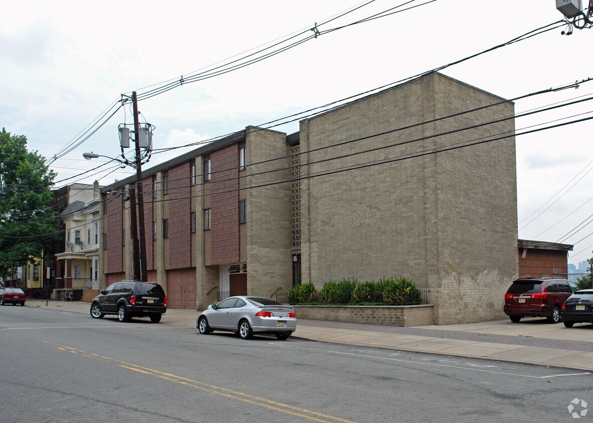 Primary Photo - 610 Palisade Ave