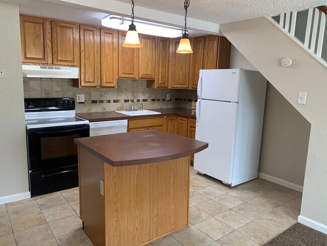 Oak Kitchen w/Island - 381 S Estes St
