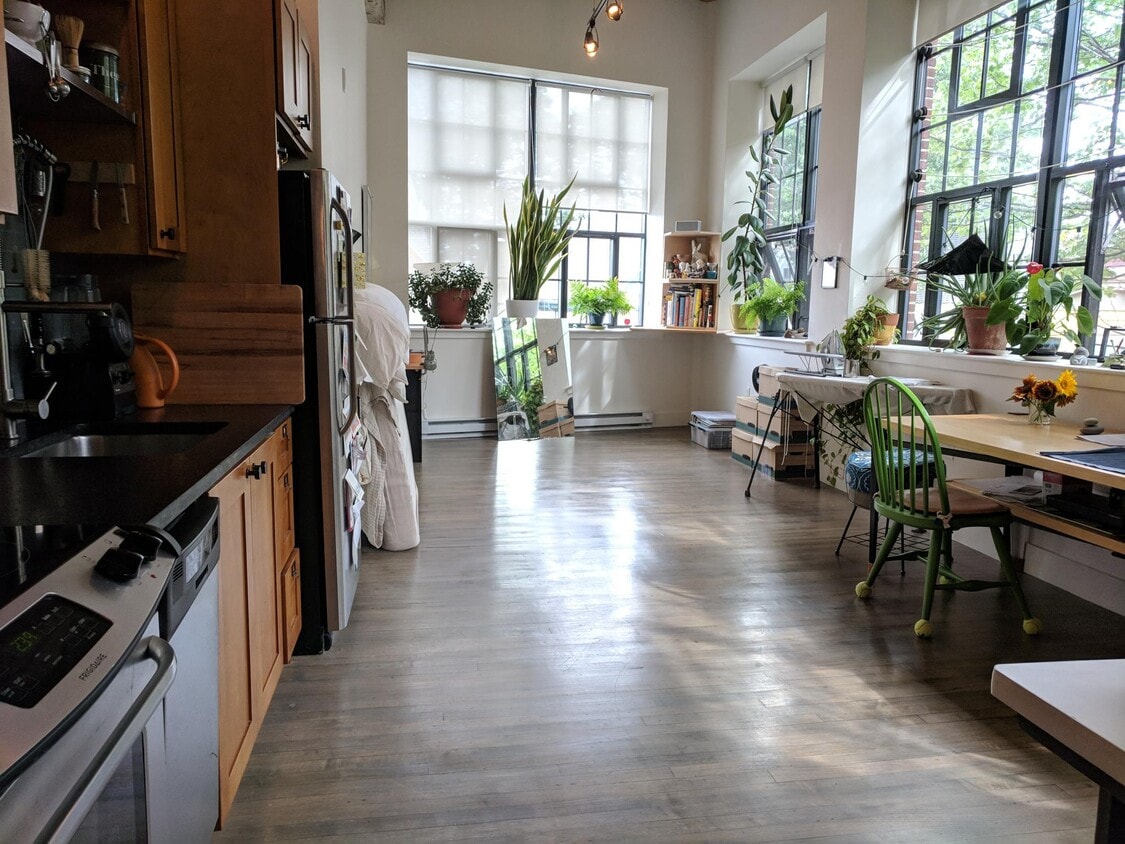 Primary Photo - 20 Sunnyside St
