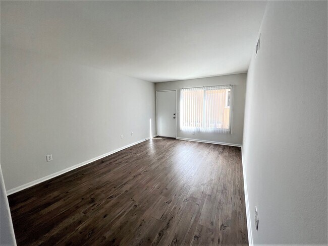 Building Photo - 6259 Vineland Ave