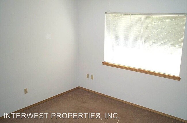 Building Photo - 3005 S Troutdale Rd