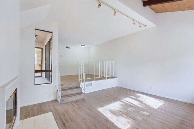 Building Photo - Beautiful Tri-Level 2BD + BONUS ROOM 3BA Townhome in Ranch Los Charcos!