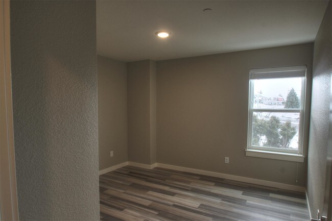 Building Photo - 830 Crestmont Way