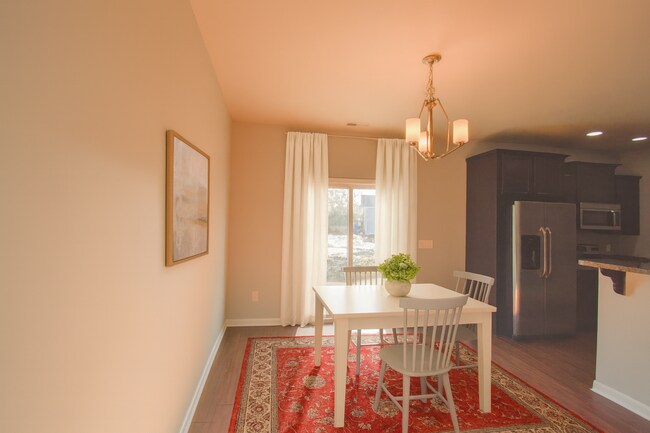Foto del edificio - 3 BEDROOM 2 BATHROOM - No Pets