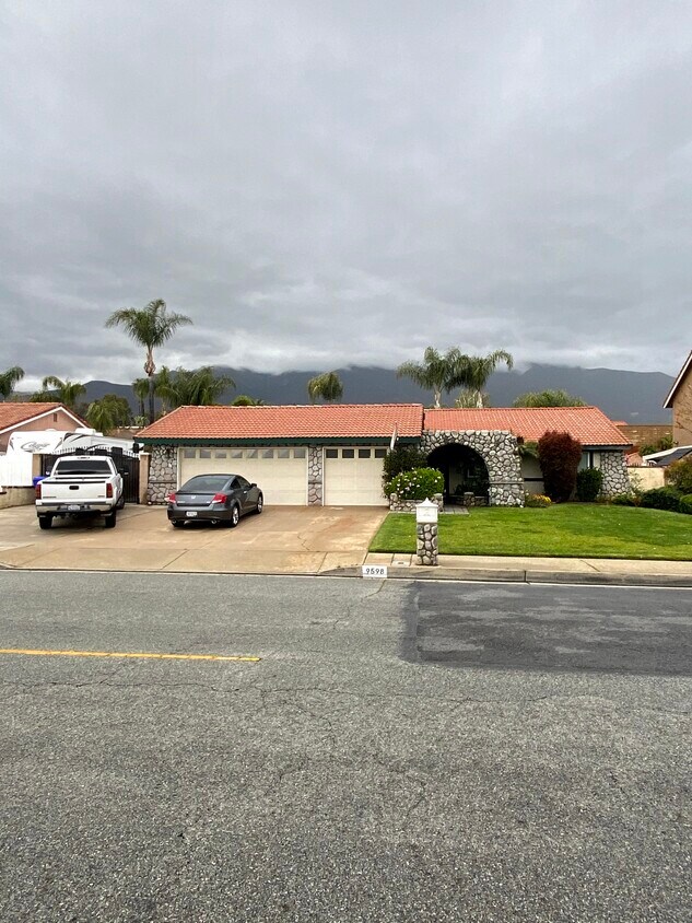 Primary Photo - 9598 Lemon Ave